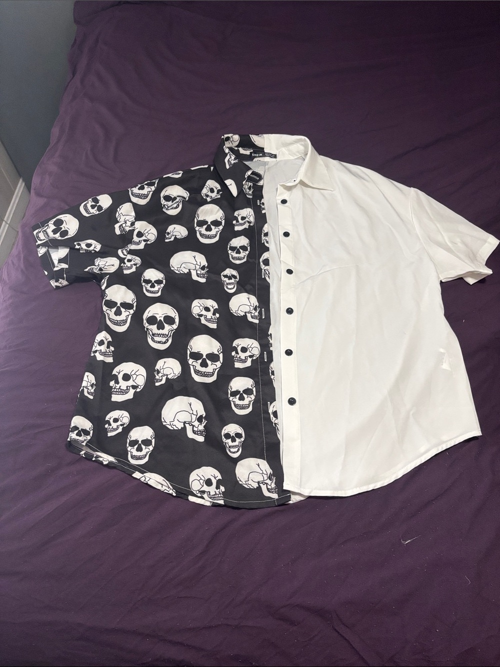 Women’s Two-Tone Skull Print Short Sleeve Shirt - Black & White